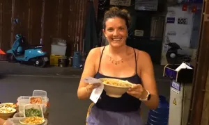 Khách nước ngoài ăn chay, tự phục vụ ở phố cổ Hà Nội