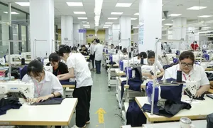 Cô trò tất bật may đồng phục tặng học sinh vùng lũ