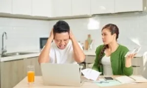 Khi nào 'tay hòm chìa khóa' thành bạo hành kinh tế?