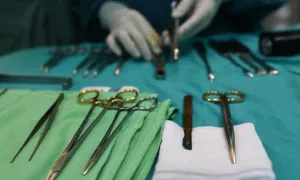 Gãy dương vật do bắt chước tư thế sex như phim